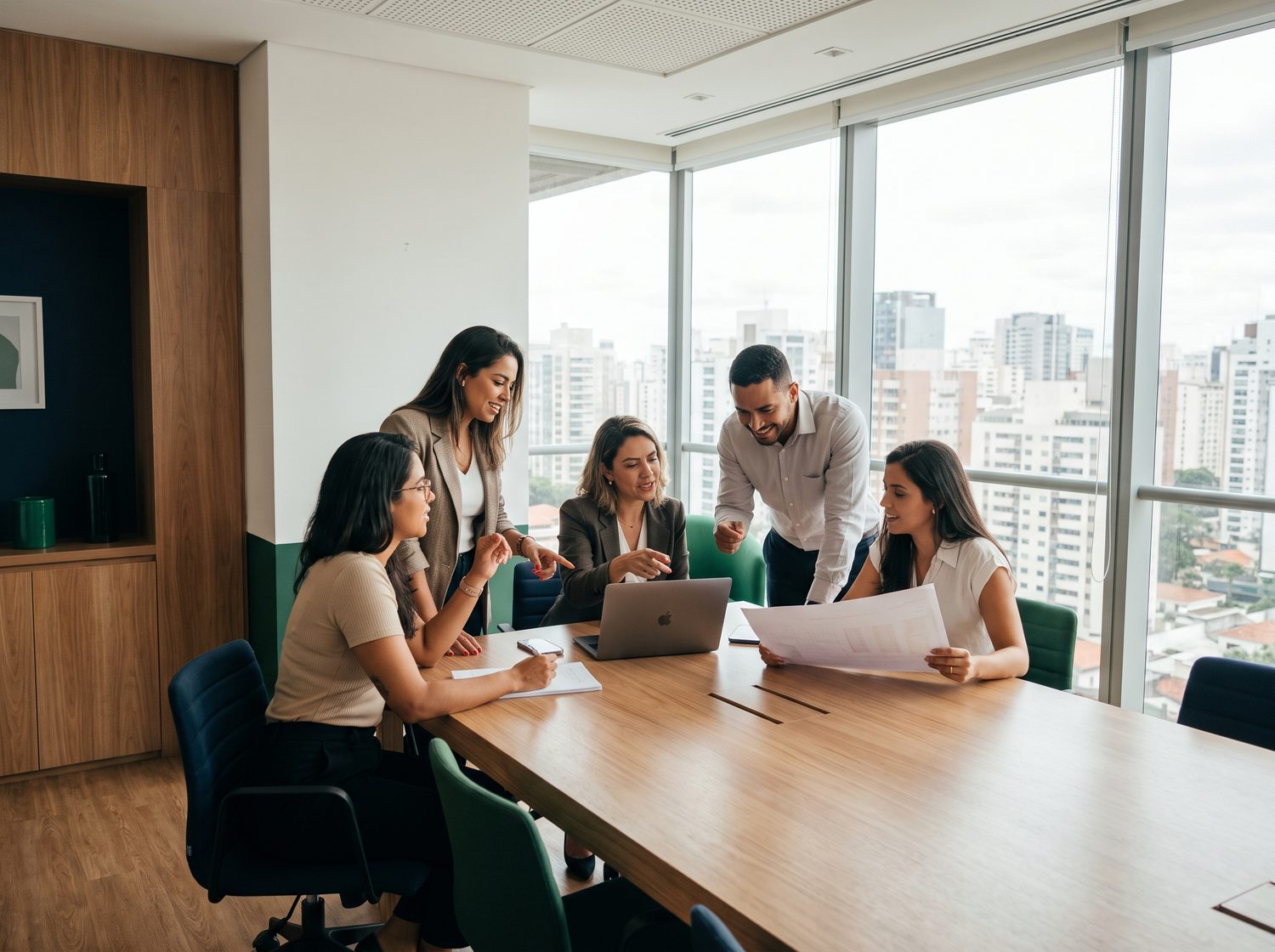 Equipo de consultores de AROCA diagnosticando una empresa